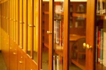 mur de bibliothèque en armoires de bois avec des livres sur les étagères