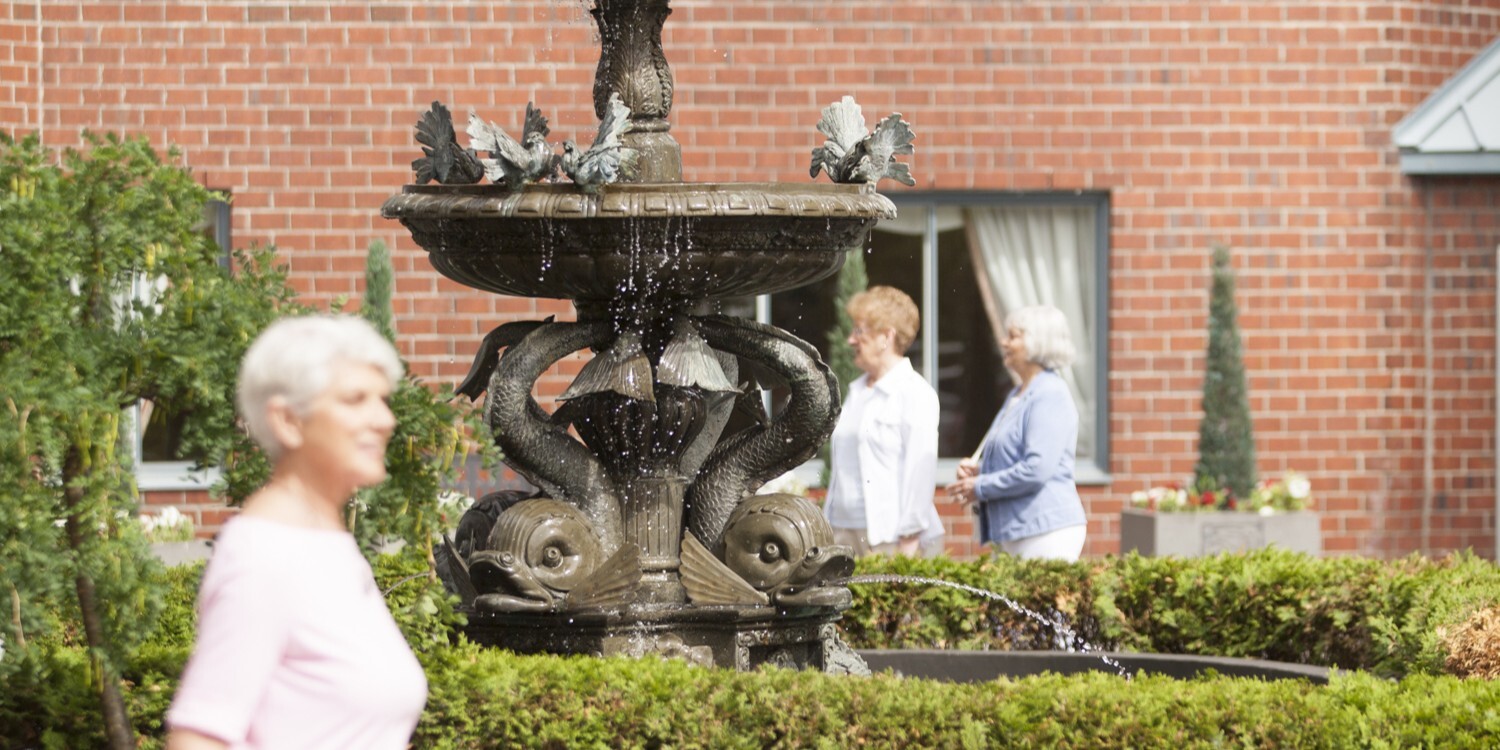 de futures résidents visitent la Résidence Au Fil de l’Eau et se promènent dans les jardins extérieurs