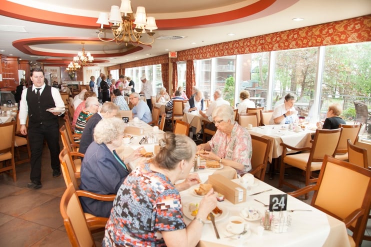 personnes retraitées partageant un repas à la résidence au fil de l'eau