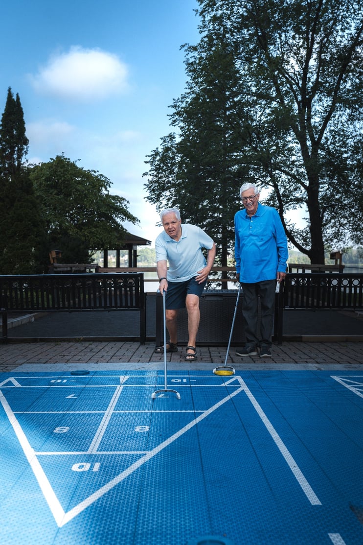 résidents au fil de l'eau jouant au shuffleboard