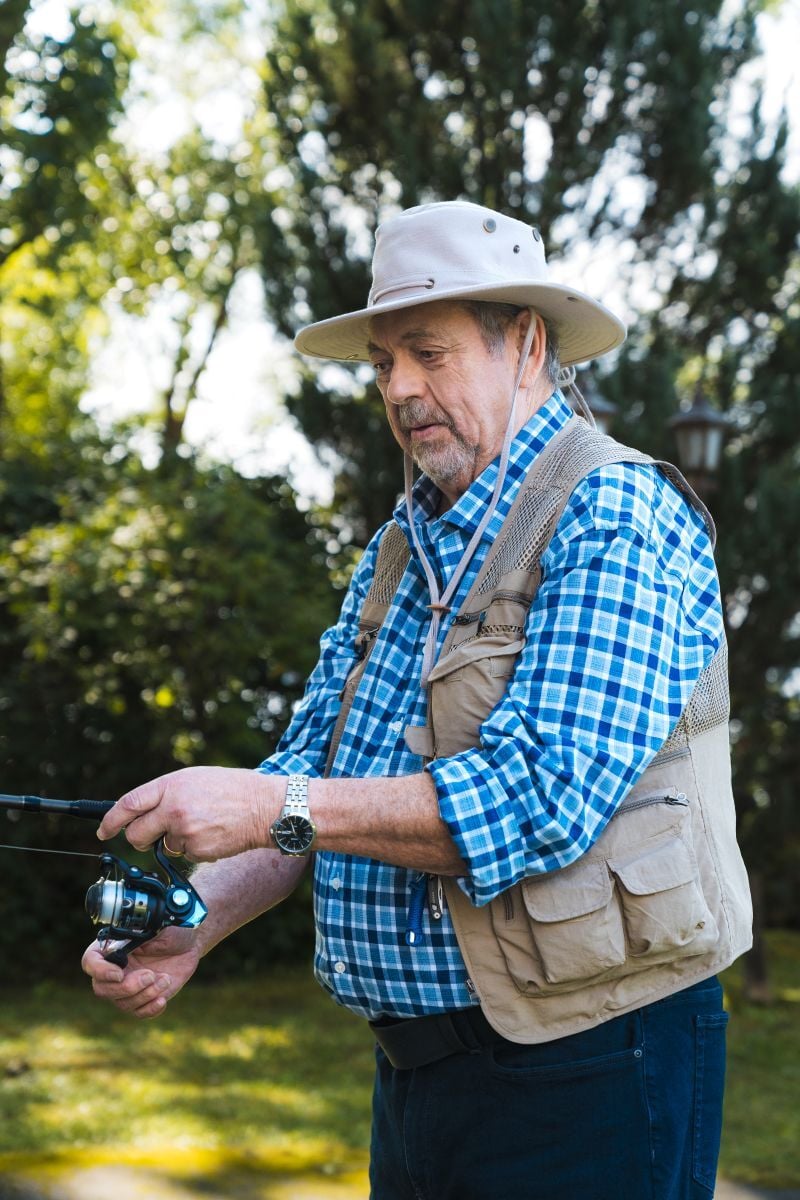 un homme retraité pratique la pêche