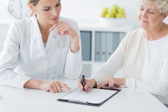 Femme âgée en rencontre avec une nutritionniste