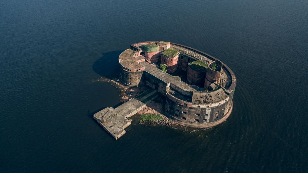une forteresse isolée sur un plan d'eau