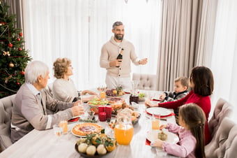 famille autour dune table pour le temps des fêtes