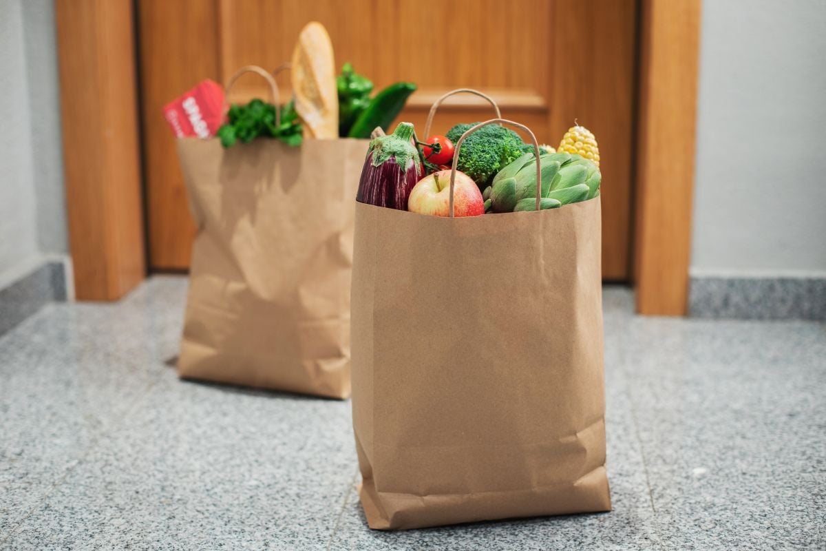 des sacs d'épicerie remplis d'aliments frais