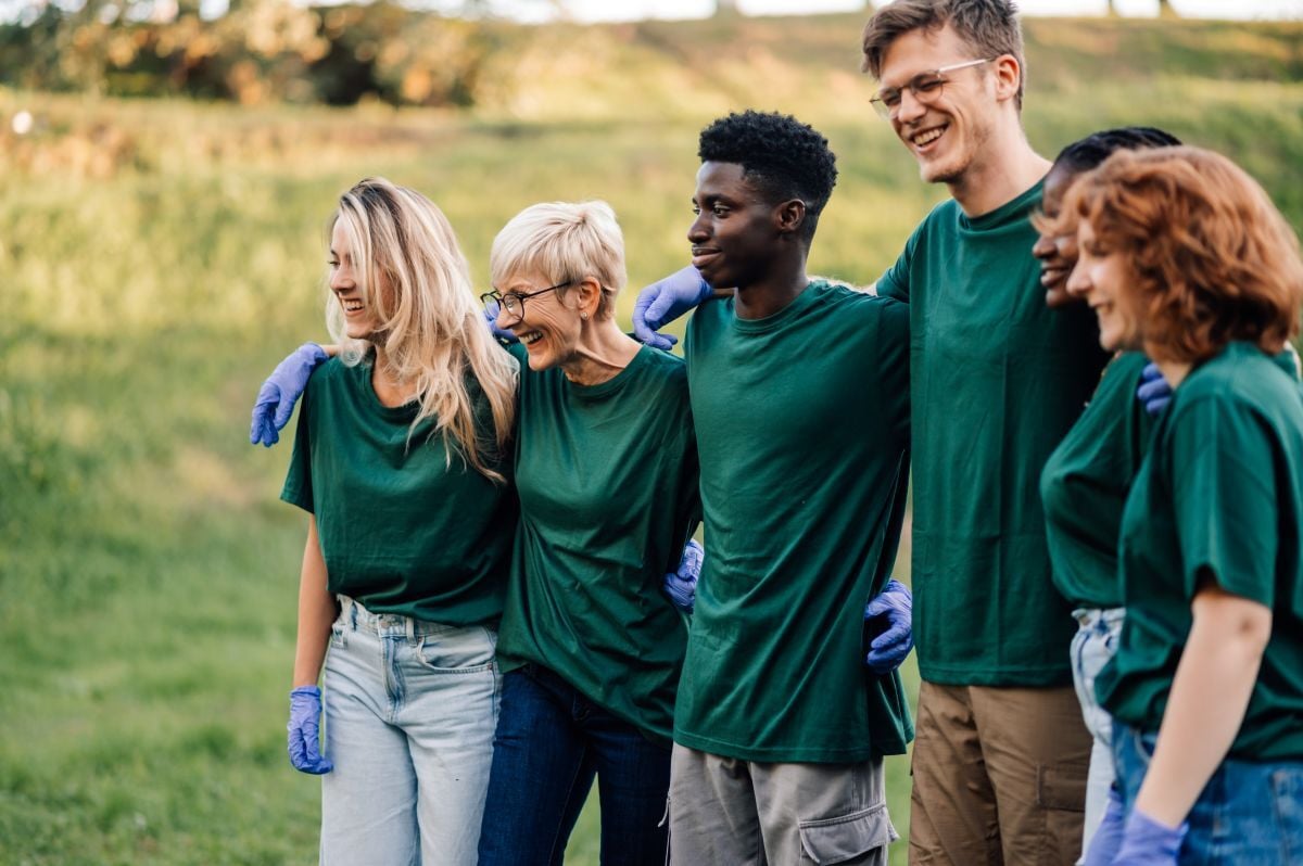 un groupe de bénévoles