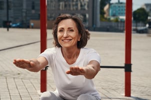 Femme cinquantenaire pratiquant de l'exercice physique