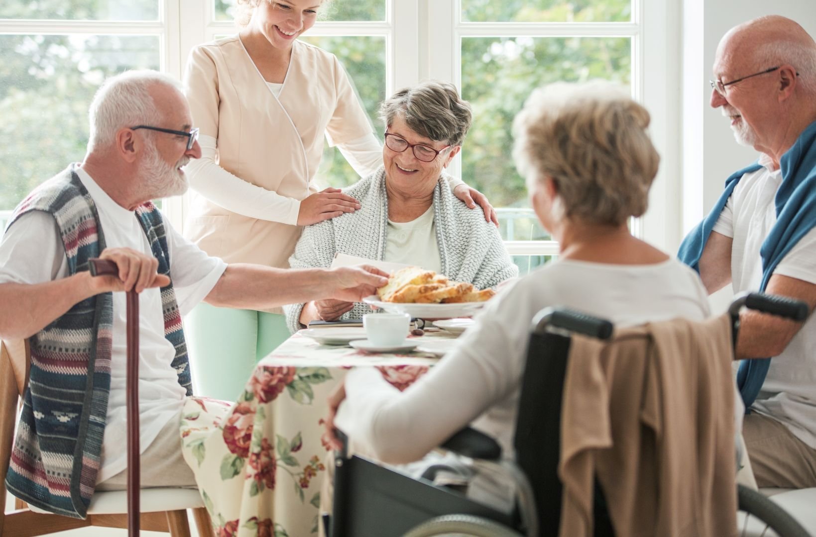 des aînés discutent entre eux autour d'une table