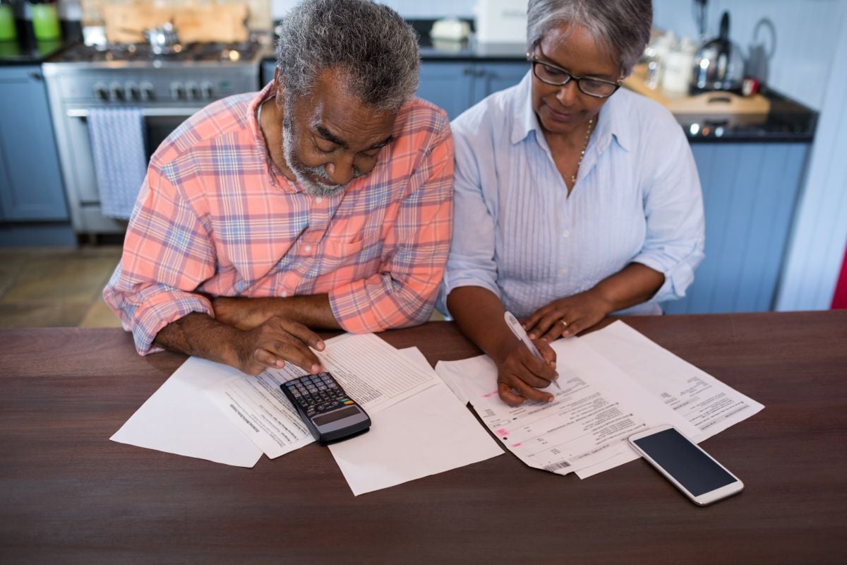 un couple de retraités font leurs rapports d'impôt