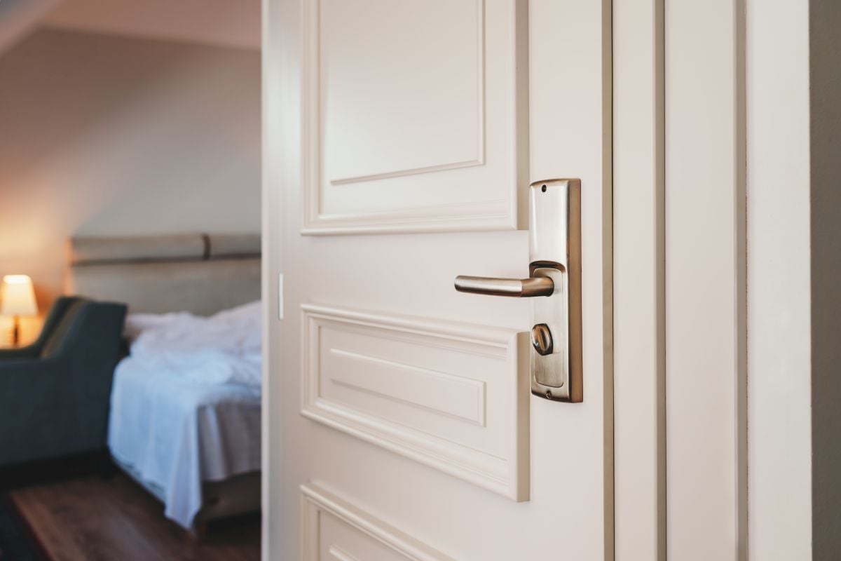 une porte d'appartement entre-ouverte