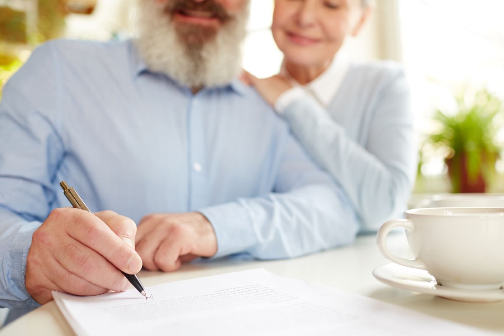 un couple de retraités signent un contrat