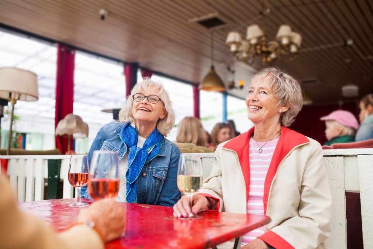 des amies retraitées prennent un verre de vin lors d'une sortie