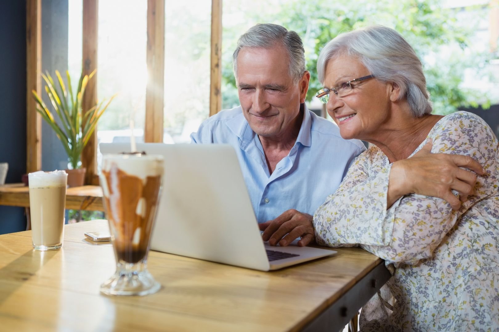 un couple retraité recherche sur le web
