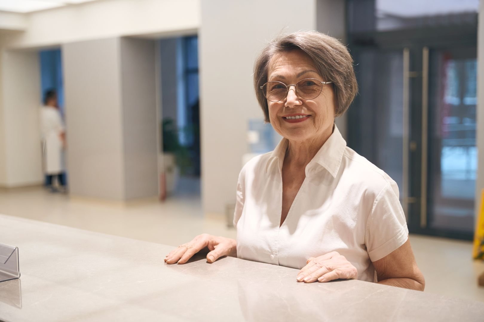 une femme retraitée au bureau d'accueil d'une rpa