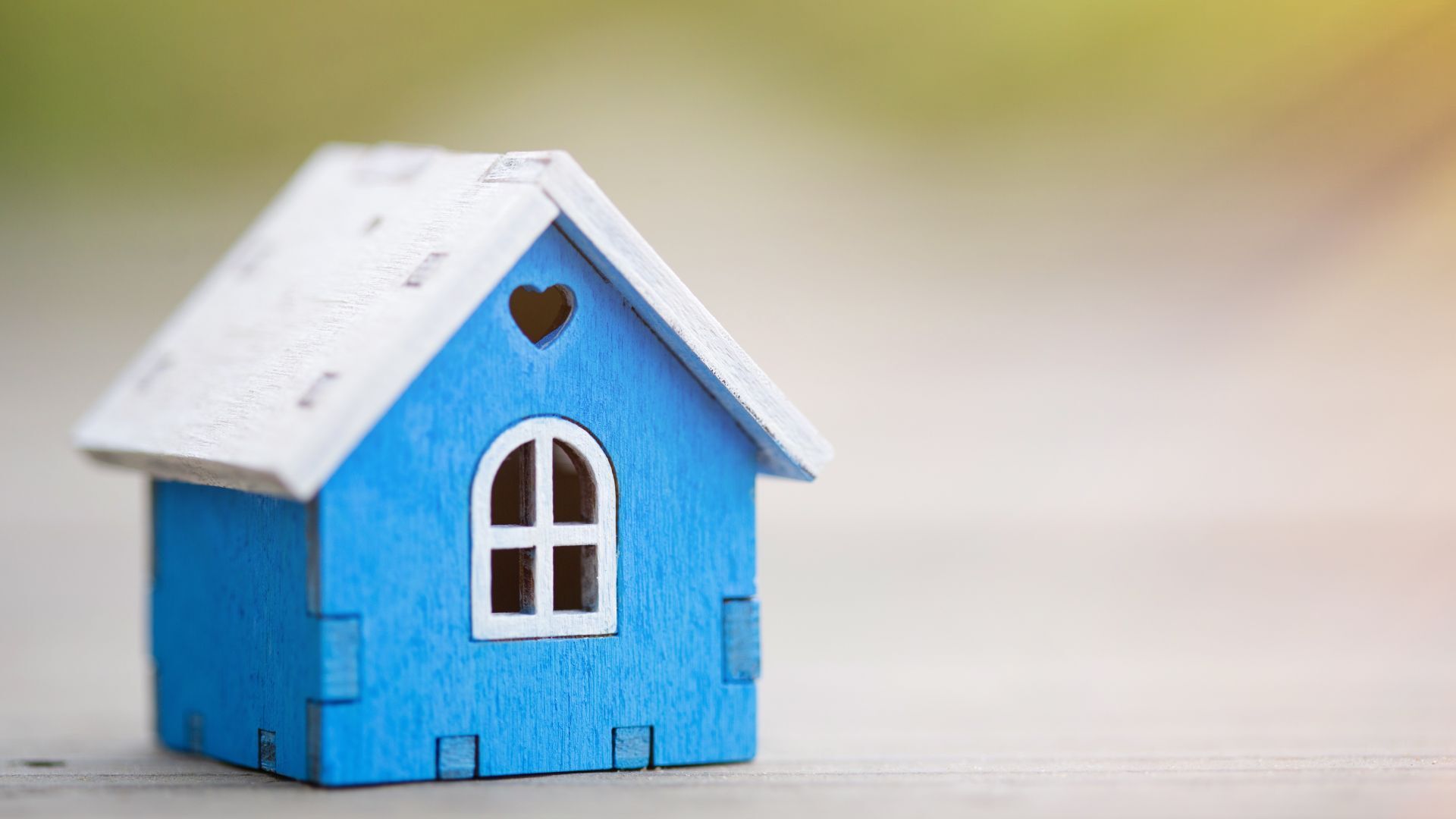 une petite maison de bois représentant un espace de vie plus petit