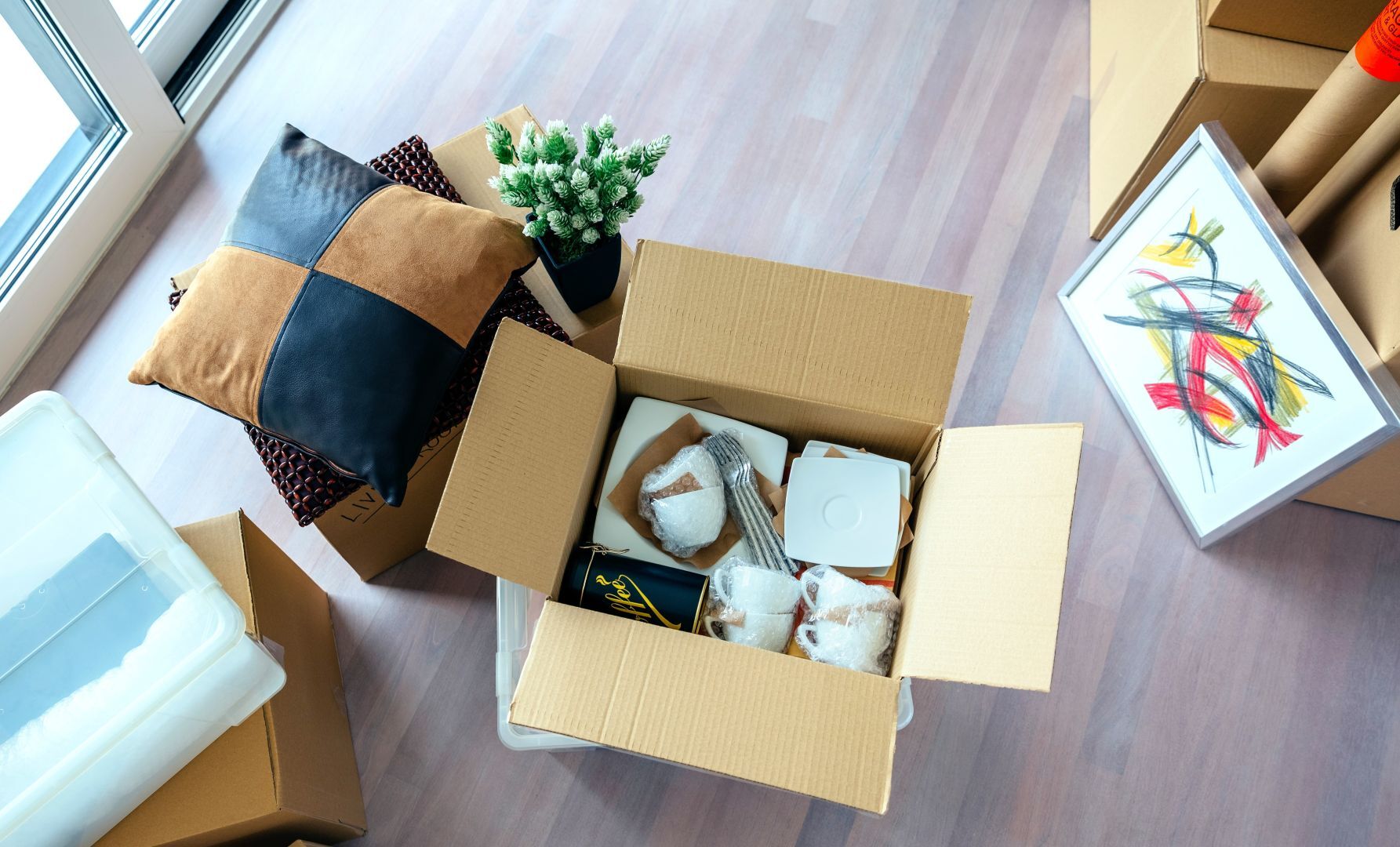 https://19914468.fs1.hubspotusercontent-na1.net/hubfs/19914468/living-room-with-stack-of-moving-boxes-2025-03-13-23-33-22-utc_lowres.jpg